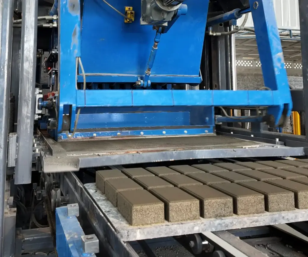 Mesin produksi paving block di pabrik Istana Block Purwakarta